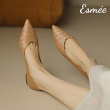 將圖片載入圖庫檢視器 Leather Pointed Toe Flats with Woven Design
