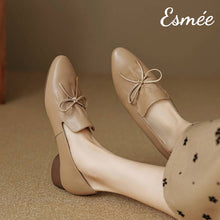 將圖片載入圖庫檢視器 Khaki-Leather-Pointed-Toe-Loafers-with-Bow-Knot-Design-model-shots
