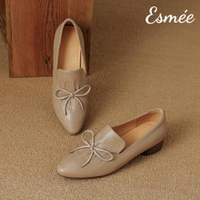 將圖片載入圖庫檢視器 Khaki-Leather-Pointed-Toe-Loafers-with-Bow-Knot-Design-product-shots

