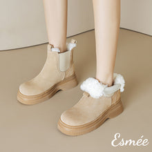 將圖片載入圖庫檢視器 Khaki-Suede-Chelsea-Boots-with-Sheep-Hair-Design-model-shots
