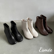 將圖片載入圖庫檢視器 Leather-Ankle-Boots-with-Round-Toe-and-Cylinder-Heels-product-shots
