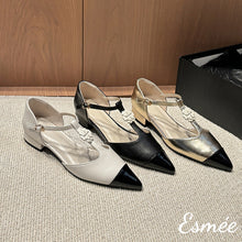 將圖片載入圖庫檢視器 Leather-T-Straps-with-Flower-Design-and-Black-Patent-Leather-Toe-Cap-product-shots
