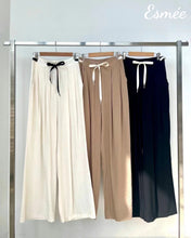 將圖片載入圖庫檢視器 Rayon-and-Poly-Loose-Pants-with-Dual-Color-Bow-Knot-model-shots
