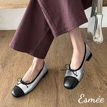 將圖片載入圖庫檢視器 Silver-Leather-Ballets-with-Bow-Knot-and-Black-Toe-Cap-model-shots
