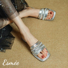將圖片載入圖庫檢視器 Silver-Leather-Flat-Sandals-with-Woven-Straps-model-shots
