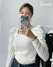 將圖片載入圖庫檢視器 White-Korean-Cotton-Top-with-Puffed-Sleeves-and-U-Shaped-Neckline-Design-model-shots
