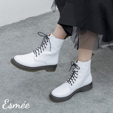 將圖片載入圖庫檢視器 White-Leather-Marten-Boots-with-Welt-Design-model-shots
