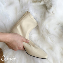 將圖片載入圖庫檢視器 Beige-leather-boots-with-block-heels-product-shots-detail-soft-and-elastic
