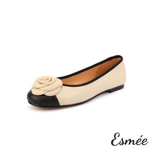 將圖片載入圖庫檢視器 Beige-Leather-Flats-with-Rosebud-Design-product-shots-white-background
