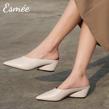 將圖片載入圖庫檢視器 Beige-Leather-Mules-with-Chunk-Heels-model-shots
