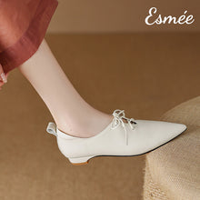 將圖片載入圖庫檢視器 Beige-Leather-Pointed-Toe-Oxford-Shoes-model-shots
