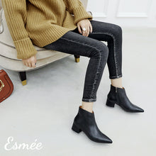 將圖片載入圖庫檢視器 Black-Leather-Ankle-Boot-with-Pointed-Toe-Design-model-shots
