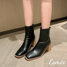 將圖片載入圖庫檢視器 Black-Leather-Ankle-Boots-with-Wooden-Heels-model-shots
