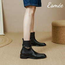 將圖片載入圖庫檢視器 Black-Leather-Chelsea-Boots-with-Platium-Buckle-model-shots
