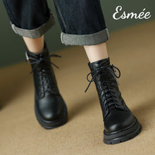 將圖片載入圖庫檢視器 Black-Leather-Marten-Boots-with-Thicken-Outsole-Design-model-shots
