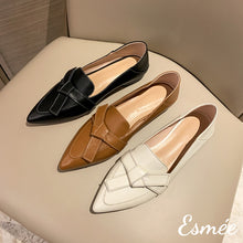 Load image into Gallery viewer, Black-beige-caramel-leather-pointed-toe-loafers-with-artful-knots-product-shots
