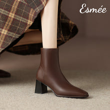 將圖片載入圖庫檢視器 Brown-Leather-Ankle-Boots-with-Block-Heels-model-shots
