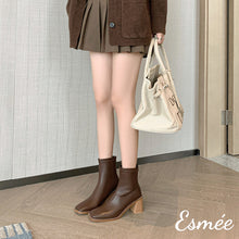 將圖片載入圖庫檢視器 Brown-Leather-Ankle-Boots-with-Wooden-Heels-model-shots
