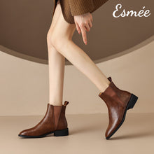 將圖片載入圖庫檢視器 Brown-Leather-Chelsea-Boots-with-V-Shaped-Ribbon-Design-model-shots
