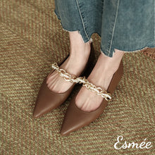 將圖片載入圖庫檢視器 Brown-Leather-Pointed-toe-Flats-with-Golden-Chain-Straps-model-shots
