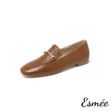 將圖片載入圖庫檢視器 Brown-Loafers-with-Metal-Bar-Design-product-shots-white-background
