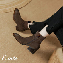 將圖片載入圖庫檢視器 Brown-Suede-Sock-Boots-with-Special-Cutting-Design-model-shots
