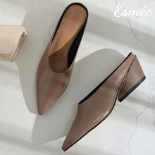 將圖片載入圖庫檢視器 Dark-Grey-Leather-Mules-with-Chunk-Heels-product-shots
