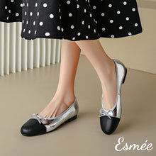 將圖片載入圖庫檢視器 Silver-Leather-Ballerina-Flats-with-Bow-Knot-and-Black-Toe-Cap-model-shots
