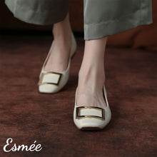 將圖片載入圖庫檢視器 White-Leather-Flats-with-Golden-Metal-Buckle-model-shots
