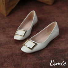 將圖片載入圖庫檢視器 White-Leather-Flats-with-Golden-Metal-Buckle-product-shots
